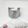 Pulseira Aberta Geométrica Minimalista Europeia e Americana Transfronteiriça com Folha Plissada Personalidade da Moda Pulseira de Aço Inoxidável de Alta Qualidade
