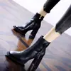 Elegantes botines con punta cuadrada y tacón alto, que presentan una hebilla de cinturón y un tacón grueso, un nuevo diseño para la temporada otoño/invierno 2026