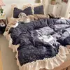 Colcha Estilo Coreano Encaje Terciopelo de Leche Grado A Juego de Cuatro Piezas Invierno Flores Pequeñas Estilo Princesa Terciopelo de Bebé Juego de Tres Piezas para Dormitorio