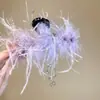 Pinza para el cabello de borla de cristal acrílico incrustado con diamantes y pluma, Súper estilo de hada y temperamento dulce, Pinza de tiburón con diseño de nicho para mujer