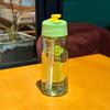Vaso de agua de plástico portátil para niños, nuevo y de alta calidad, de verano, con pajita, resistente a altas temperaturas, para estudiantes de primaria.