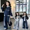 Conjunto de Moletom Outono/Inverno para Meninas 2026 Nova Moda Estiloso Roupa Esportiva Roupas Casuais de Outono para Crianças Conjunto Espesso de Duas Peças