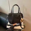 Bolsa de Ombro e Transversal Versátil Leve de Design de Nicho de Grande Capacidade, Moda Simples 2026 para o Trabalho