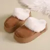 Pantuflas de suela gruesa para ir al trabajo, forradas de felpa para abrigar, nuevo estilo otoño/invierno 2026, versátiles y fáciles de combinar, pantuflas peludas que aumentan la altura para mujer, adecuadas para usar en exteriores