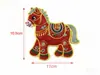 Nuevos Accesorios de Pony para Año Nuevo Pegatinas de Tela Bordadas Accesorios para Ropa Accesorios para Bolsas Fabricantes Parches DIY al por Mayor