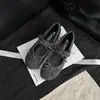 Sapatos de Salto Alto Aumentador 5cm Laço Boca Rasa Femininos 2025 Novo Estilo Escuro Bico Redondo Planos Peludos