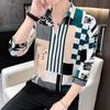 Camisa de verano de manga tres cuartos de hielo para hombre, camiseta de manga corta a rayas con cuello en V, protección solar, seda de hielo fina, holgada, versátil, guapa, moda