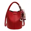 Bolsa de Viagem Avançada com Textura Grande Capacidade 2023 Nova Cor Sólida Cesta de Legumes Bolsa Balde Tendência Fashionável Portátil Bolsa Transversal