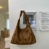 Bolso de hombro cruzado de cuero esmerilado con diseño floral hueco para mujer, nuevo bolso de mano tipo tote de gran capacidad de nicho para el trabajo 2026