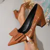 Comercio Exterior Transfronterizo Talla Europea Sexy Tacones Altos de Punta Nueva Moda Tacón Grueso Boca Baja Charol Patchwork Moño Zapatos de Salón para Mujer