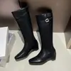 Botas altas estilo minimalista de bico quadrado com fivela de cinto para mulheres, outono de 2026, salto grosso, botas de montaria que aumentam a altura, botas longas que emagrecem