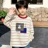 Camiseta infantil de algodão puro com retalhos listrados de manga longa, novo estilo primavera e outono, camiseta básica estilosa e de corte solto para meninos