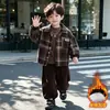 Conjunto de tres piezas para niño: chaqueta a cuadros gruesa y guapa, pantalones base, otoño e invierno, traje rebelde y fresco para la calle, explosión genial