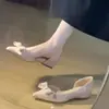 Sapatos femininos estilo coreano 26 novos de verão com laço e bico fino, slip-ons que aumentam a altura, sapatos elegantes para o trabalho com saltos baixos que não cansam os pés