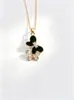 Colar de borboleta em formato de coração para mulheres, com um pingente delicado de esmalte cravejado de diamantes, de design vintage e sofisticado, perfeito como uma corrente de clavícula única e um presente de aniversário.
