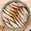 Arenque occidental ahumado importado de Letonia, empapado en aceite, de sabor fuerte, enlatado, pescado enlatado listo para comer con vino y verduras