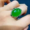 Anel Grande de Cabochão de Calcedônia Verde Gelo de Alta Qualidade com Ágata Luxuosa Inlaid, Comparável ao Anel de Diamante Completo de Jade