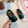 Zapatos Mary Jane de moda estilo francés para niños, nueva colección primavera/otoño 2026, zapatos de cuero de suela blanda para niñas, zapatos planos versátiles para bebés