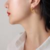 Pendientes de estilo europeo y americano con diseño de nicho, de acero de titanio chapado en oro y cuentas de acero en forma de C para mujer.