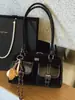 Bolso de Mano de Gama Alta Estilo Bolso de Bolos para Mujer 2025 Otoño e Invierno Nuevo Estilo Lujo Ligero Versátil Nicho Bolso de Hombro Debajo del Brazo Moderno