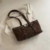 Nova bolsa tote de camurça retrô outono/inverno para mulheres, estilo coreano, com uma fivela de metal única, projetada como bolsa de ombro ou sob o braço, e oferecendo grande capacidade para o dia a dia