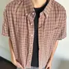 Camisa xadrez de manga curta estilo retrô americano para homens e mulheres, tendência do verão de 2026, solta, casual, gola de lapela, color-blocking, camisa de alta qualidade