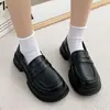 Sapatos de Couro Pequenos Estilo Britânico Retrô Outono e Inverno para Mulheres 2025 Novos Mocassins Franceses de Bico Redondo Versáteis com Solado Grosso para Aumentar a Altura