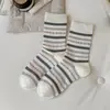 Calcetines a rayas de bloques de color para otoño e invierno, calcetines versátiles de media pantorrilla, sin costuras, modernos y antipelusas, con un estilo preppy y hechos de algodón