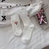 26 calcetines nuevos de otoño para mujer, estilo coreano, patrón de corazón bordado de dibujos animados, calcetines de media pantorrilla para mujer, calcetines de algodón casuales estilo universitario para mujer
