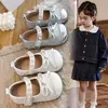 Zapatos Brillantes de Retazos para Niñas de Tacón Bajo con Correas de Perlas y Adorno de Lazo, Zapatos Formales de Cuero Infantiles Bicolor Blanco Plateado