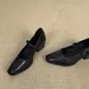 Nova coleção feminina 2026: sapatos scarpin pretos de bico quadrado, corte baixo e salto grosso, Mary Janes elegantes estilo coreano, sapatos pequenos de couro para o trabalho