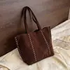 Bolso de hombro cruzado mismo estilo diseñador nicho con tachuelas bolso de axila bolso tote casual moderno para mujer de moda