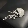 Elegante Broche de Medusa Exquisita Incrustado con Piedras Plateadas de Nicho, Pin Versátil de Criatura Marina, Accesorio Antiexposición para Abrigo para Mujeres