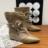 Botas de tornozelo retrô em camurça estilo coreano com tiras, nova coleção de inverno 2026 feminina, que aumenta a altura, design patchwork, versátil e fashion
