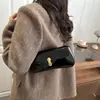 Bolsa Baguete Estilosa com Acabamento Laqueado, de Ombro Único, com Personalidade Francesa e Design Moderno, Novo Modelo 2026 com Fecho de Fivela, Bolsa de Ombro Fashion