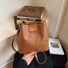 Bolso de cadena retro Primavera/Verano, nueva colección 2026, bolso de mujer moderno y versátil, bolso tipo cubo de moda con patrón tejido