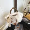 Bolso de hombro simple y elegante de felpa de lujo ligero para ir al trabajo, bolso cruzado nube nuevo de otoño 2026 con colgante de conejo para mujer
