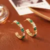Brincos de argola C em estilo vintage com blocos de cores de malaquita e zircônia, brincos requintados de alta costura com design étnico
