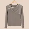 Camiseta de Manga Larga de Diseño Irregular de Gama Alta para Mujer, Primavera 2026 Ajustada Elegante Top Retorcido con Hebilla Metálica