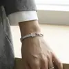 Mistério e Elegância: Pulseira Exquisita com Pingente de Cadeado em Aço Inoxidável com Zircônia 5A, Banho de Ouro PVD, Não Desbota, Joia de Mão Simples e Versátil