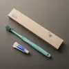 Set de artículos de tocador desechables en una sencilla caja de papel kraft, adecuado para hoteles de estrellas y casas de huéspedes, incluye cepillo de dientes y peine portátiles