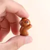 Madera de Durazno Cerdo Durmiendo Talla en Madera DIY Pequeños Accesorios Llavero de Cuentas Tejido a Mano Colgante Encanto para Bolsas Adornos Wenwan