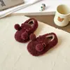 Sapatos de pelúcia forrados com fleece para meninas no inverno, com sola macia, antiderrapantes, sapatos de algodão quentes para bebês com calcanhar, para uso em casa, antiderrapantes