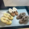 Invierno 2026 Nuevo Peluche Pollito Amarillo Botas de Nieve Amarillas Mujer Suela Plana Borlas Gamuza Cálidas Botas de Nieve Caña Corta Botas de Algodón