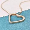 Colar com pingente de coração oco em formato de coração de pêssego em ouro 18K feminino corrente de clavícula em formato de coração de aço inoxidável com gravação presente de aniversário