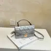 Bolso de lujo estilo coreano con diseño de corazón en relieve, disponible en múltiples colores, con una forma cuadrada simple y retro, y se puede llevar como bolso de hombro o bolso cruzado