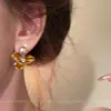 Pendientes Dorados con Flores y Perlas de Estilo Francés Fluido para Mujer 2025 Nuevo Estilo Lujo Accesible Pendientes de Gama Alta Pendientes Populares de Nicho