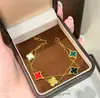 Tienda de Oro Mismo Estilo Pulsera de Trébol de Cuatro Hojas con Concha de Cinco Colores Chapada en Oro para Mujer, Lujo Ligero, Sensación de Alta Gama, Joyería de Mano Exquisita Que No Se Desvanecerá Fácilmente