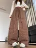 Foto real de pantalones casuales de cuadros retro para mujer de principios de otoño de 2026, estilo old money, versátiles, adelgazantes, holgados, casuales, pantalones de pierna ancha curvados