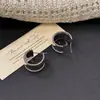 Estilo Minimalista Auténtico Diseño de Nicho Gama Alta Versátiles Pendientes Retorcidos Anchos Tachuelas de Moda en Forma de C Metálicas para Mujer